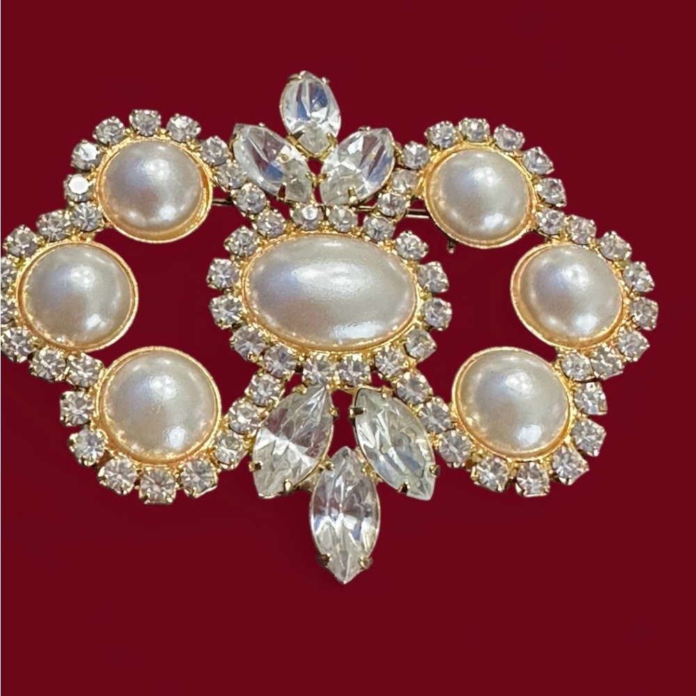 Vintage French Classic Pearls and Crystals Gold Tone Brooch - Picture 3 of 4
